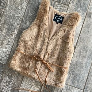 Faux fur fuzzy furry vest 🐻